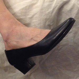 Black pumps/heels
